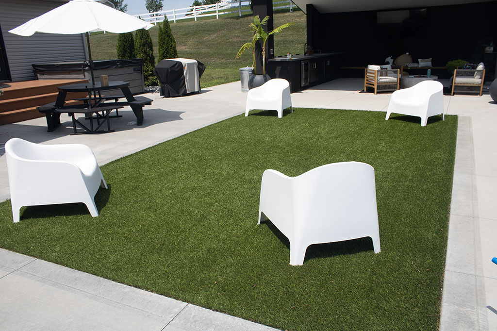 A Modern Backyard - marlin residence 2
